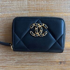 CHANEL 19 Black Quilted Lambskin Zip Wallet